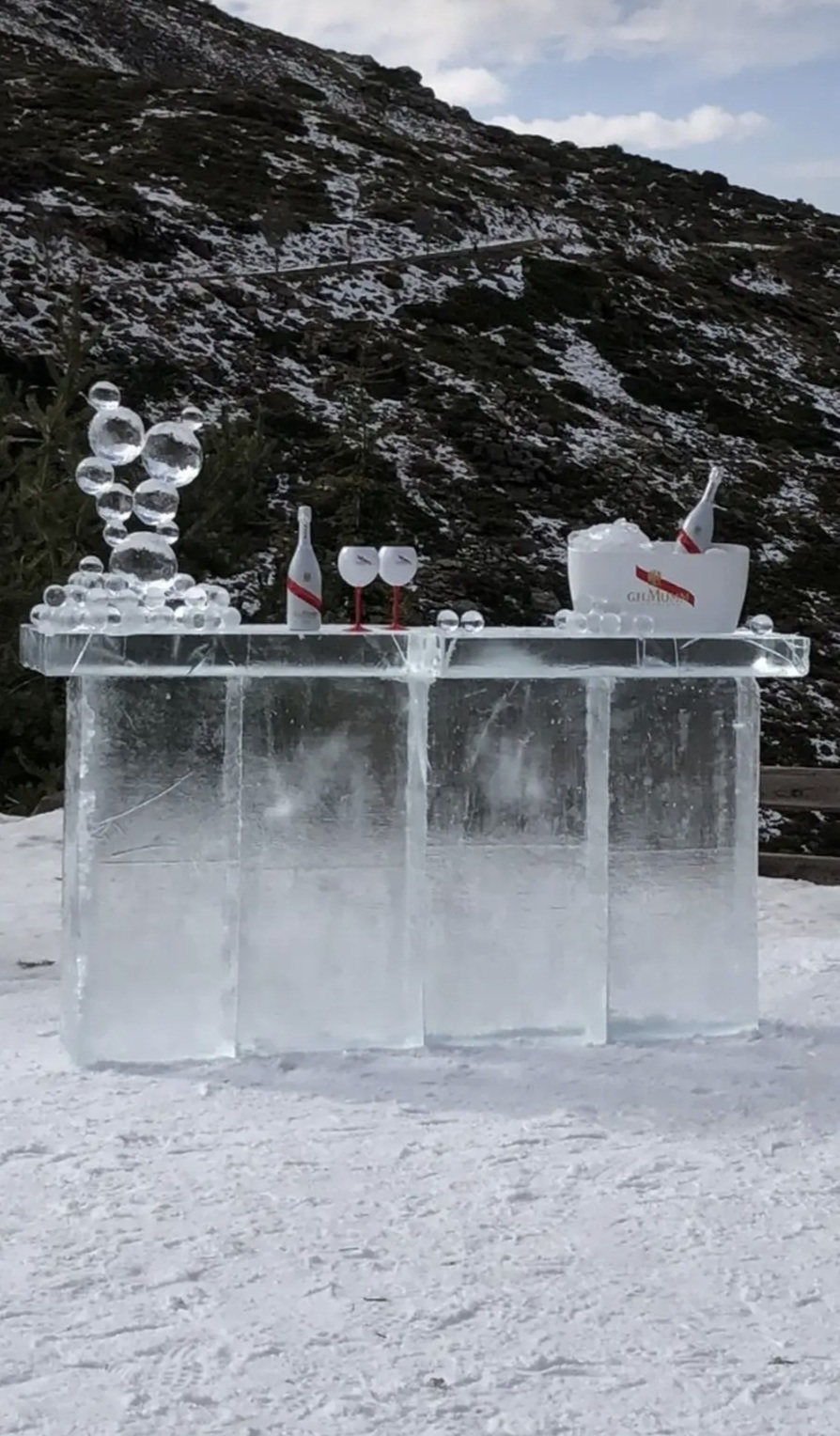 Barra de hielo G.H. Mumm en la nieve