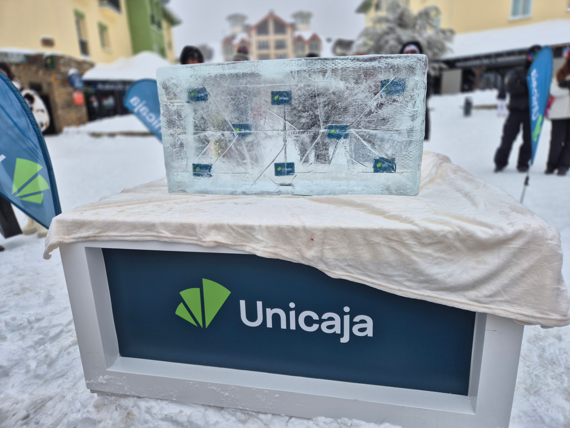 Bloque de hielo Unicaja en estación de esquí